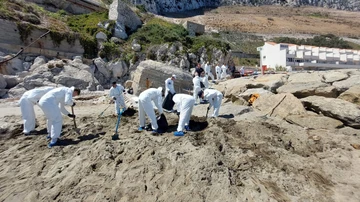 Limpieza de restos de combustible en Gibraltar