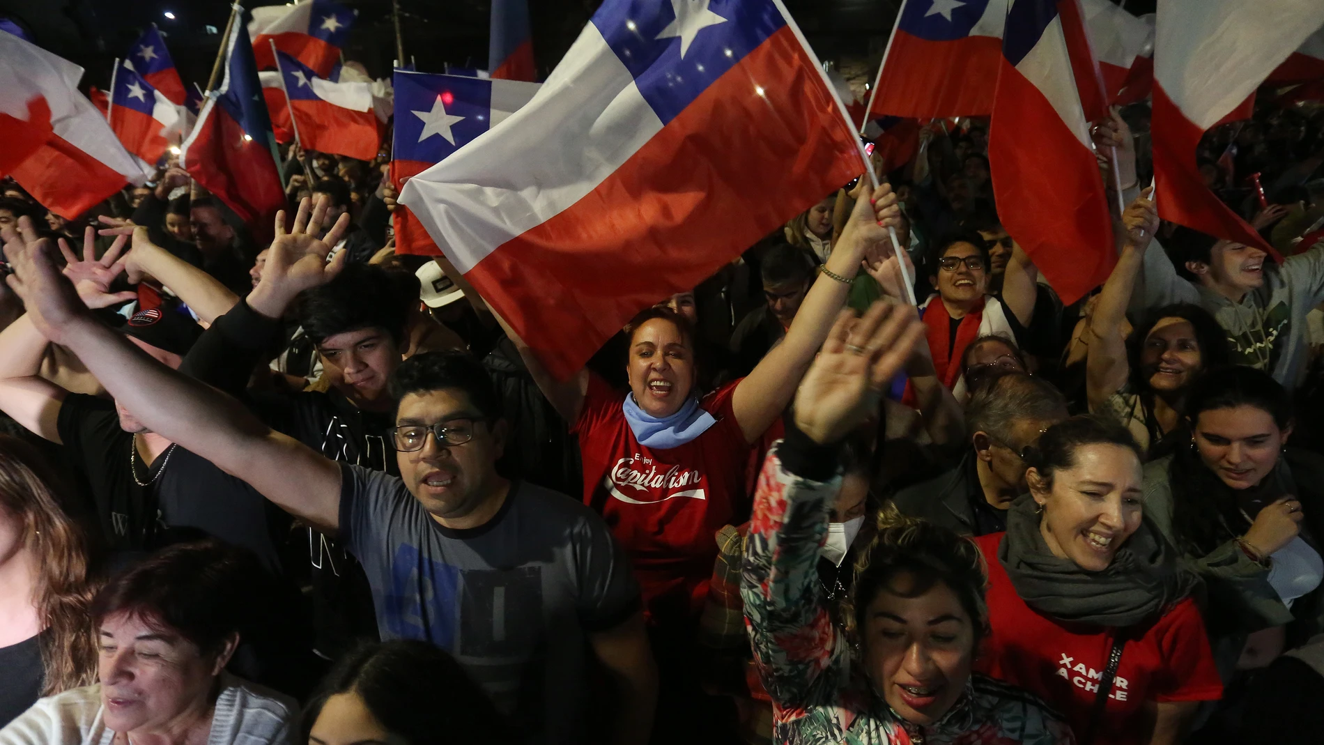 Adherentes del 'Rechazo' celebran el resultado del plebiscito constitucional, en Santiago (Chile)