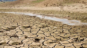 Imagen de un embalse seco por la falta de lluvias