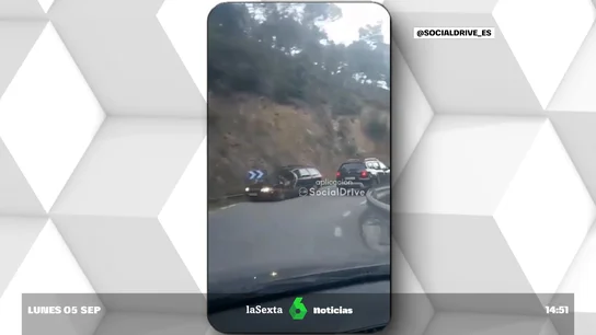 Imprudente adelantamiento de un ciclista: intenta rebasar al coche en curvas de baja visibilidad y termina atropellado Imprudente adelantamiento de un ciclista: intenta rebasar al coche en curvas de baja visibilidad y termina atropellado