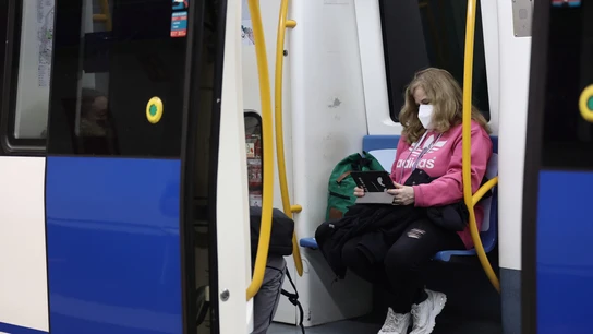Una mujer con mascarilla en un vagón del Metro de Madrid (Archivo) Una mujer con mascarilla en un vagón del Metro de Madrid (Archivo)