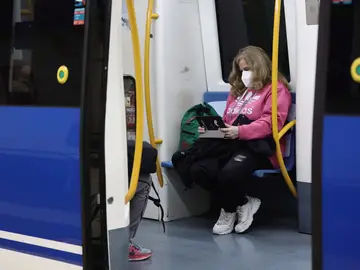 Una mujer con mascarilla en un vagón del Metro de Madrid (Archivo)