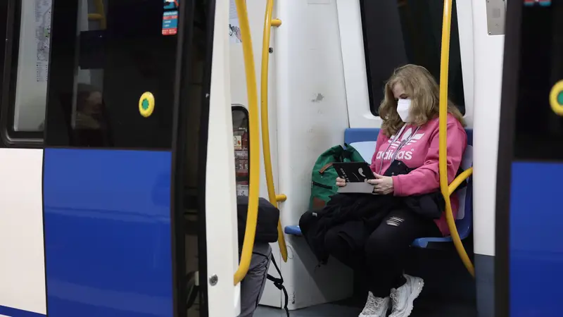 Una mujer con mascarilla en un vagón del Metro de Madrid (Archivo)