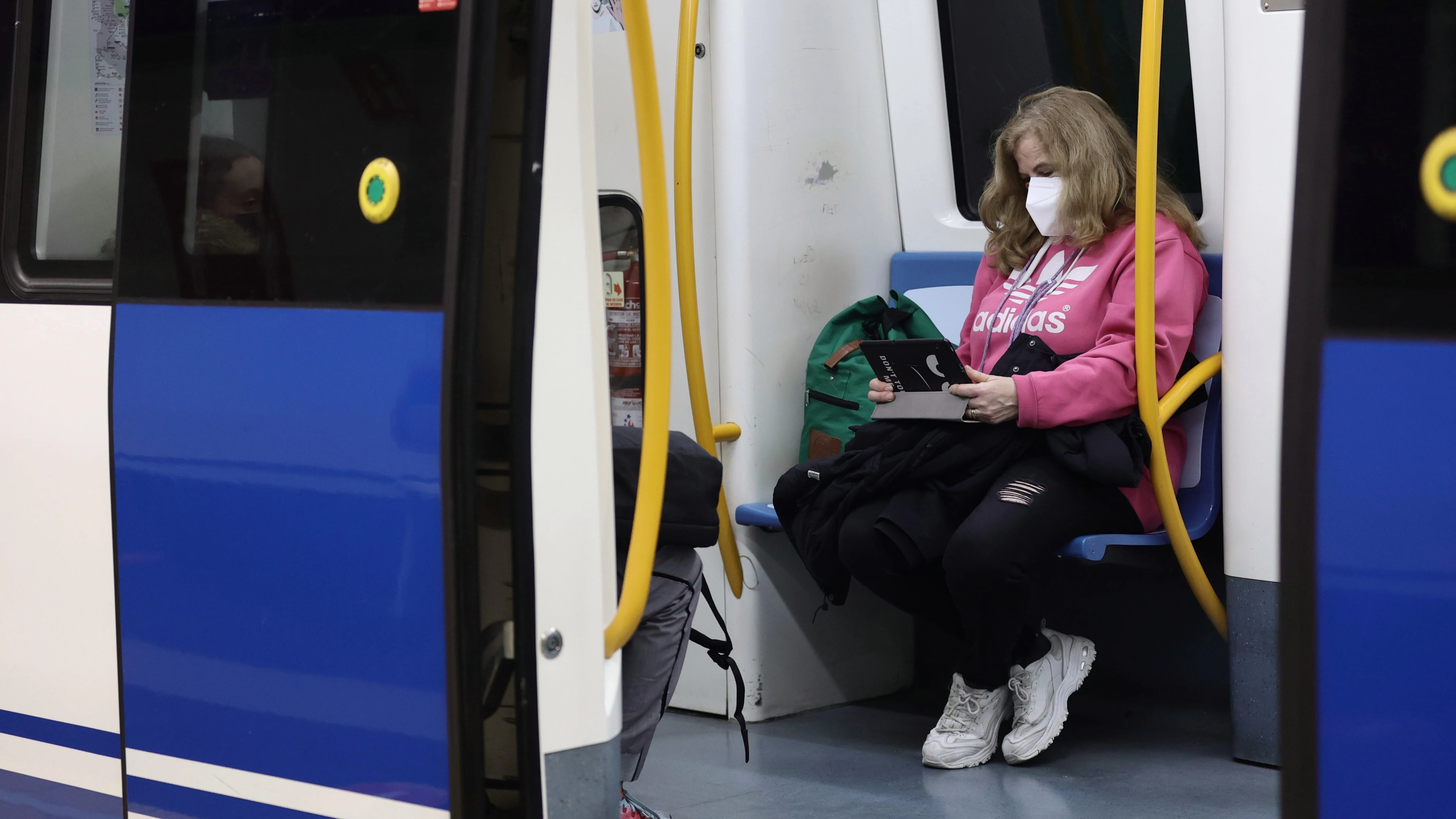 Una mujer con mascarilla en un vagón del Metro de Madrid (Archivo)