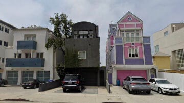 La historia de la casa rosa al lado de la casa negra 