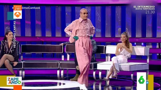 A lo profesor de latín y con purpurina rosa en el pelo: el divertido look "salmonete" de Josie A lo profesor de latín y con purpurina rosa en el pelo: el divertido look "salmonete" de Josie
