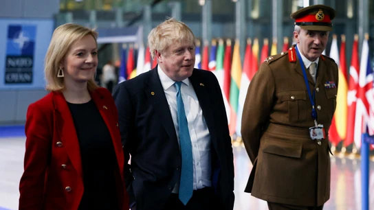 La nueva primera ministra británica, Liz Truss, junto a Boris Johnson a su llegada a la cumbre de la OTAN el pasado junio. La nueva primera ministra británica, Liz Truss, junto a Boris Johnson a su llegada a la cumbre de la OTAN el pasado junio.