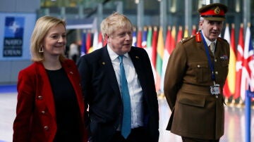 La nueva primera ministra británica, Liz Truss, junto a Boris Johnson a su llegada a la cumbre de la OTAN el pasado junio.