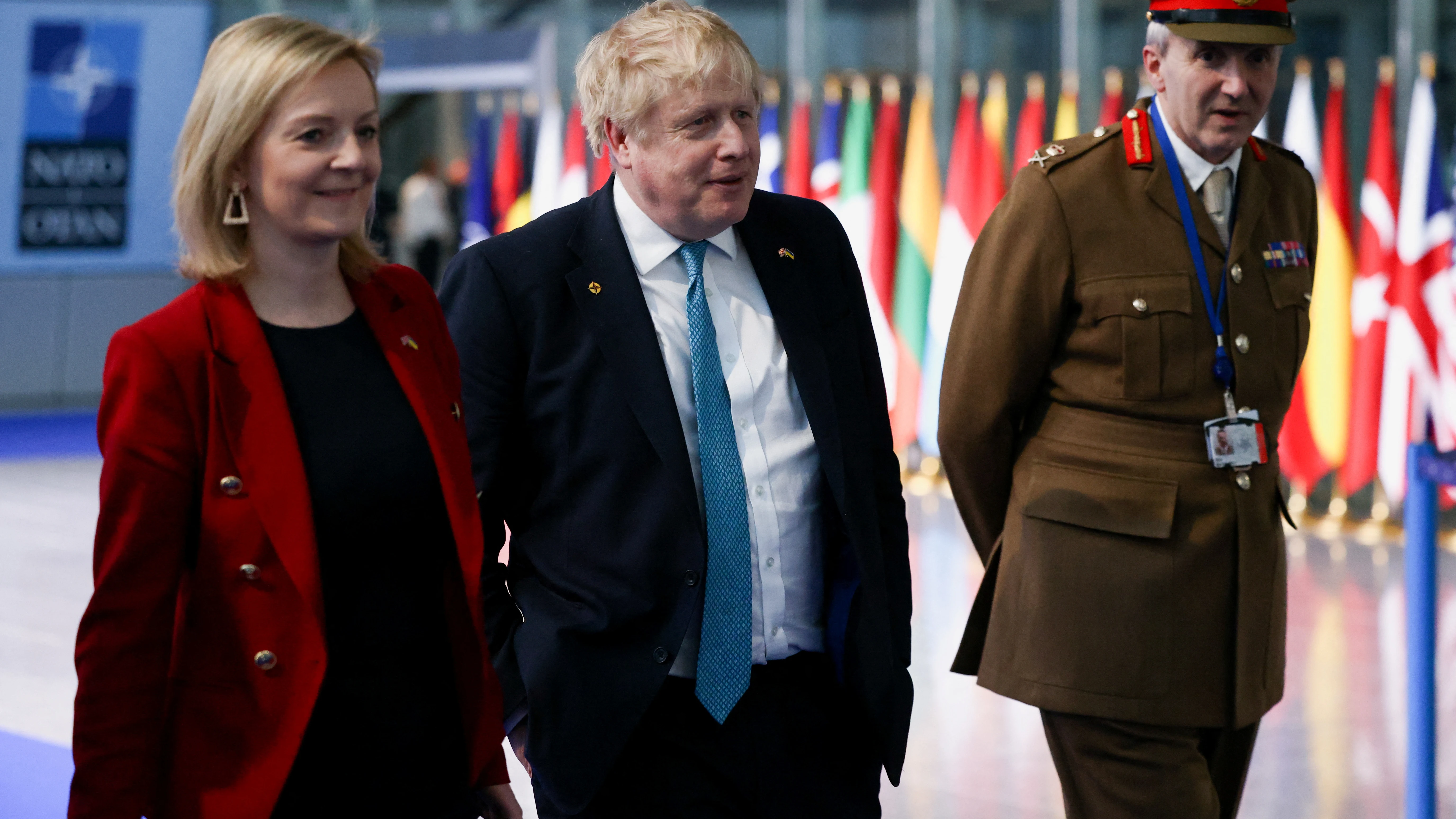 La nueva primera ministra británica, Liz Truss, junto a Boris Johnson a su llegada a la cumbre de la OTAN el pasado junio.