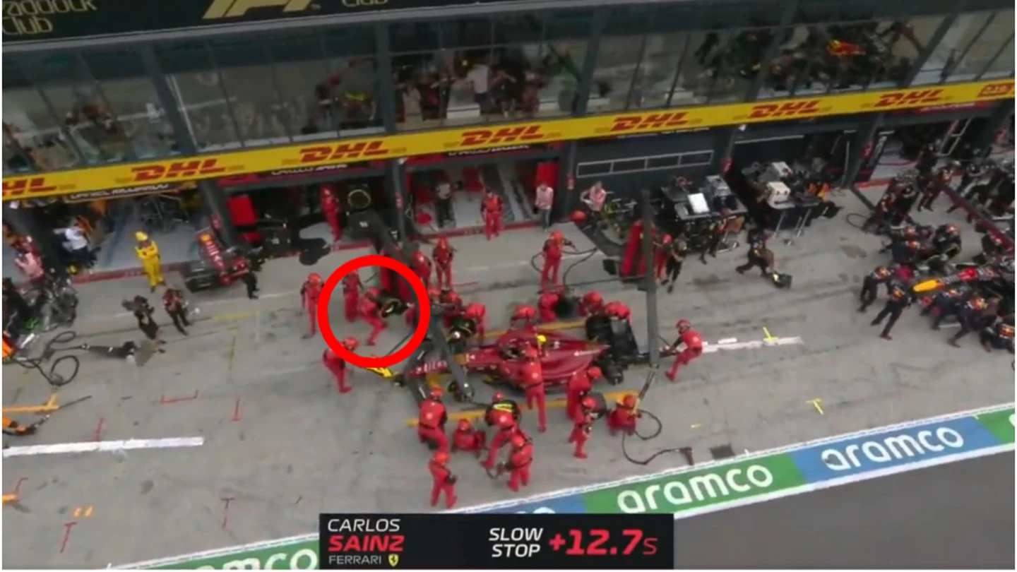 El mecánico de Ferrari, fuera de su sitio El mecánico de Ferrari, fuera de su sitio
