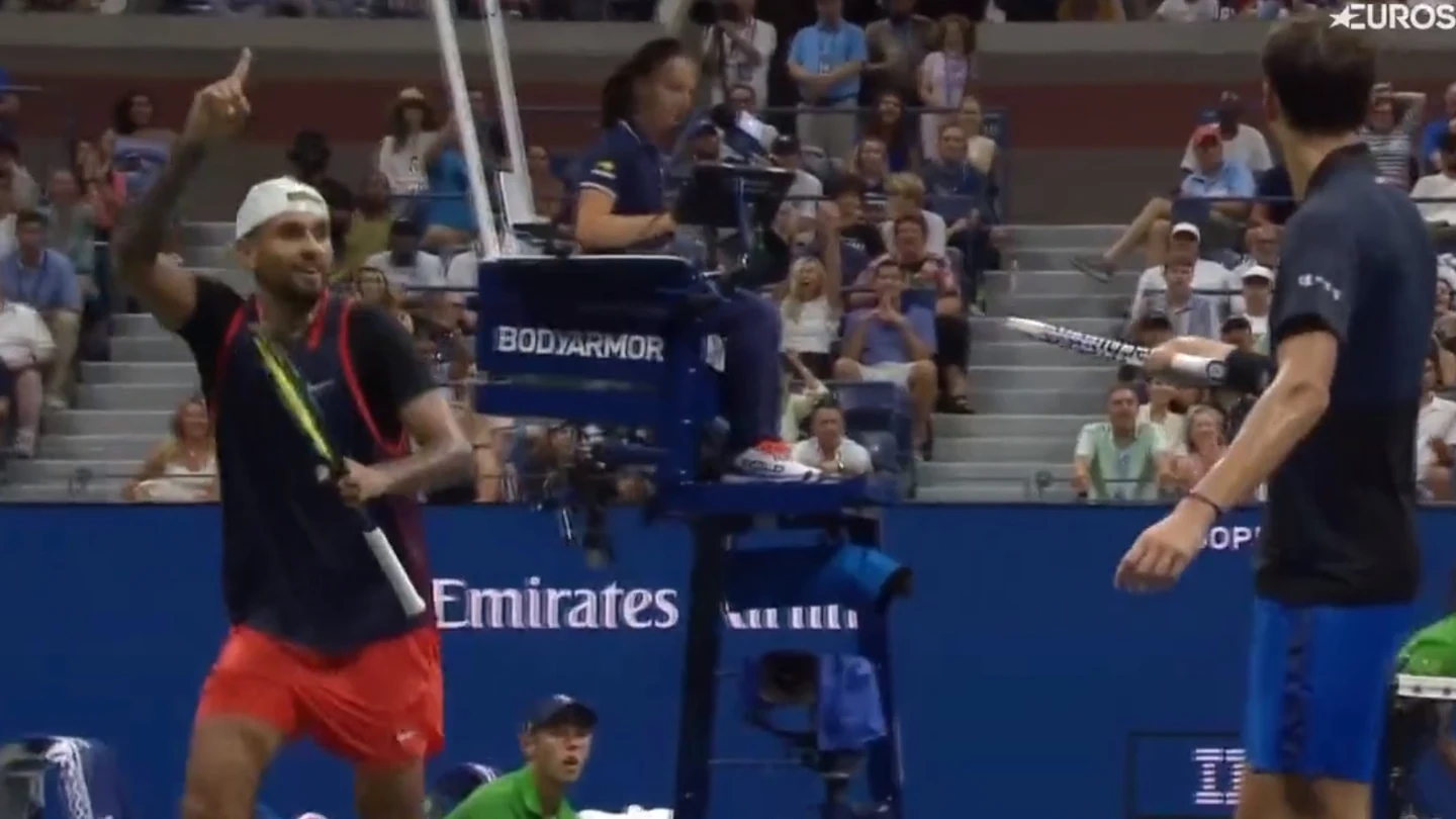 ¿Falta de respeto o "idiotez"? Kyrgios le regala un surrealista punto en el US Open ¿Falta de respeto o "idiotez"? Kyrgios le regala un surrealista punto en el US Open