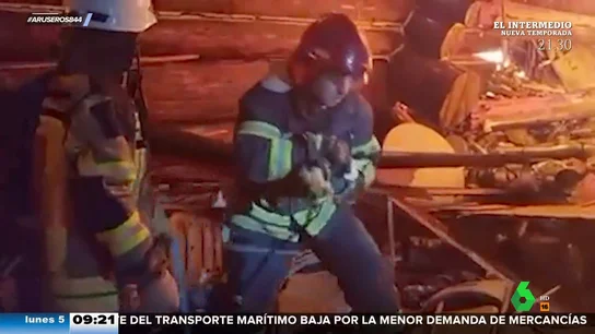 Los bomberos rescatan a un gato de un edificio en llamas tras un bombardeo en Ucrania Los bomberos rescatan a un gato de un edificio en llamas tras un bombardeo en Ucrania