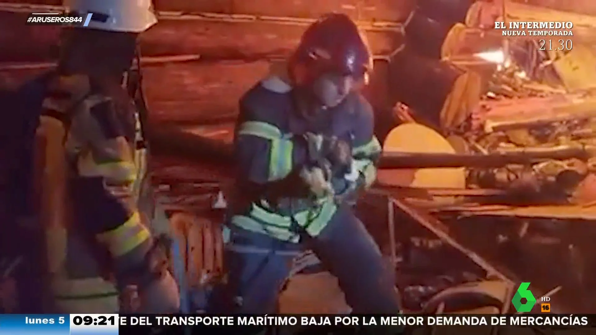  Los bomberos rescatan a un gato de un edificio en llamas tras un bombardeo en Ucrania