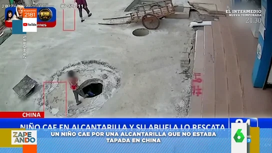 Un niño se cae a una alcantarilla y su abuela lo rescata Un niño se cae a una alcantarilla y su abuela lo rescata