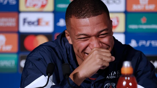 Kylian Mbappé, riéndose en la rueda de prensa previa al partido de Champions Kylian Mbappé, riéndose en la rueda de prensa previa al partido de Champions
