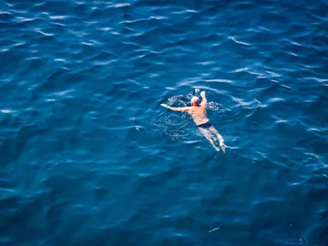 Hombre nadando en el mar Hombre nadando en el mar