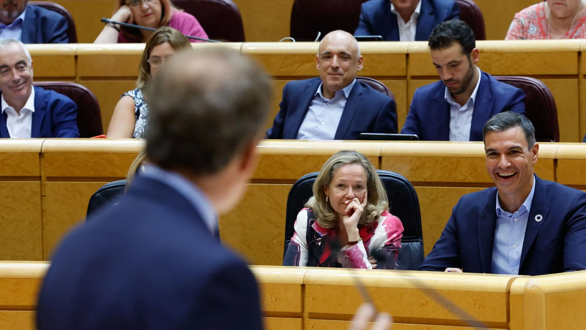 Pedro Sánchez y Nadia Calviño escuchan la intervención de Alberto Núñez Feijóo en el Senado