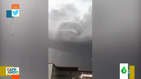 El "inquietante" vídeo que muestra cómo se forma un tornado: así sale un "cordón umbilical" que toca tierra El "inquietante" vídeo que muestra cómo se forma un tornado: así sale un "cordón umbilical" que toca tierra