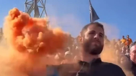 Un hombre lanza una bengala en el GP de Países Bajos Un hombre lanza una bengala en el GP de Países Bajos