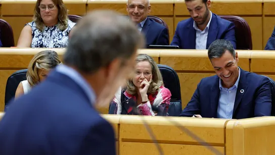 El presidente del Gobierno, Pedro Sánchez, escucha al líder de la oposición, Alberto Núñez Feijóo. El presidente del Gobierno, Pedro Sánchez, escucha al líder de la oposición, Alberto Núñez Feijóo.