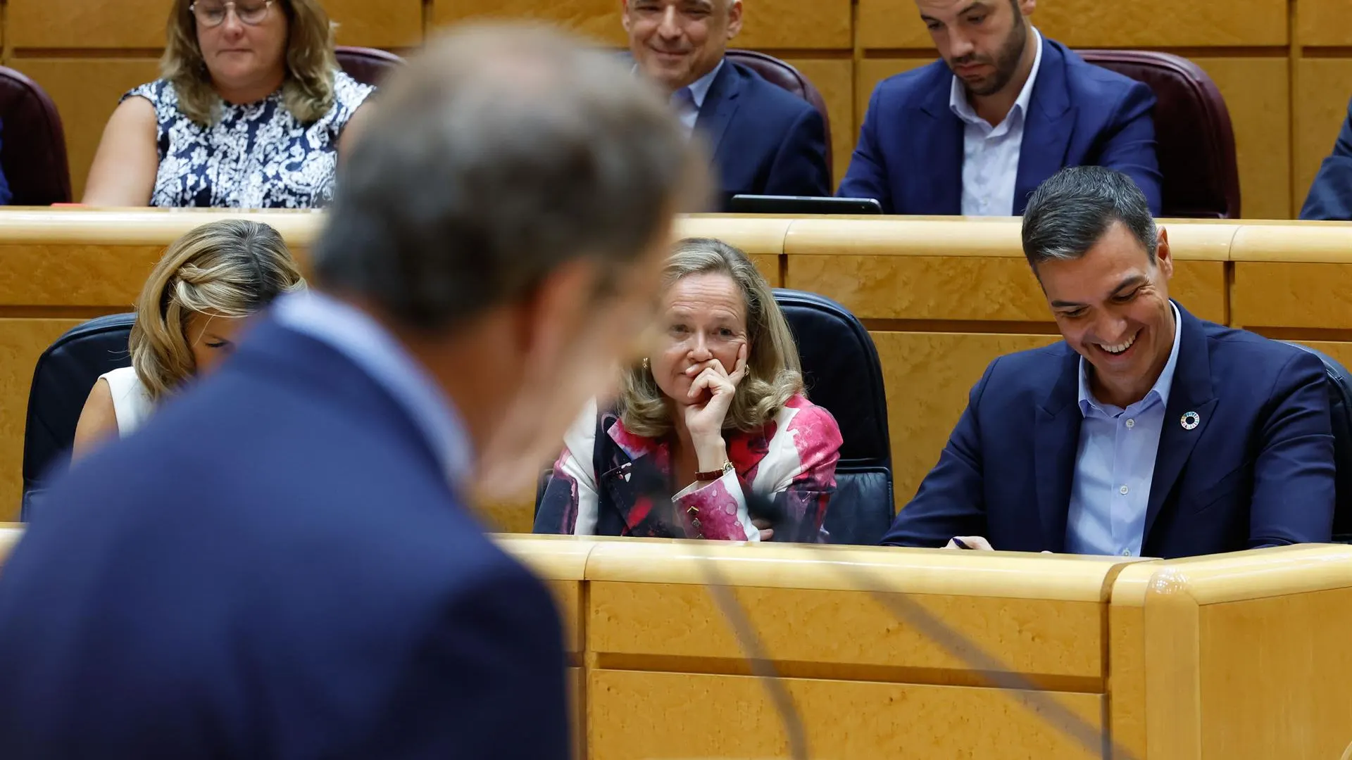 El presidente del Gobierno, Pedro Sánchez, escucha al líder de la oposición, Alberto Núñez Feijóo.