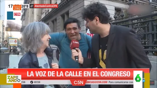 Un hombre interrumpe un directo, canta y protesta por la situación del país Un hombre interrumpe un directo, canta y protesta por la situación del país