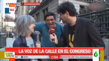 Un hombre interrumpe un directo, canta y protesta por la situación del país 