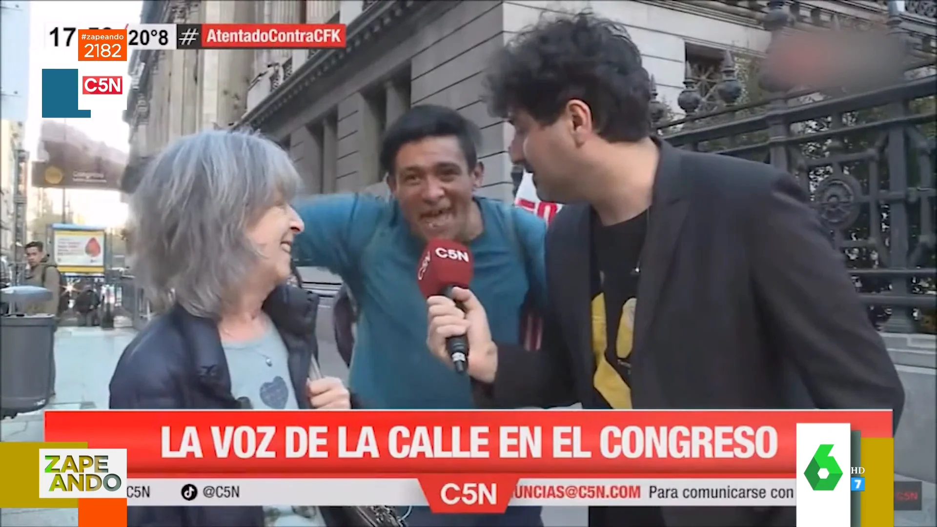 Un hombre interrumpe un directo, canta y protesta por la situación del país 