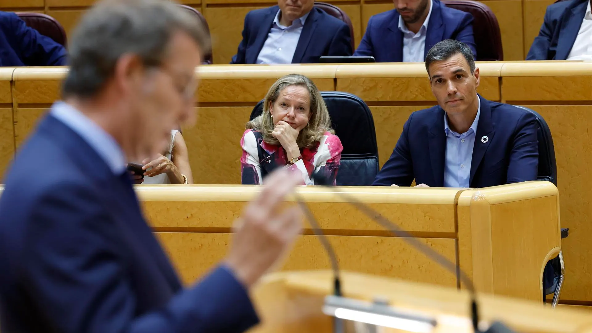 Pedro Sánchez escucha la intervención de Feijóo