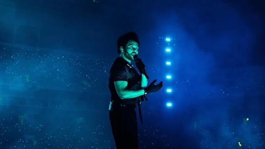 The Weeknd se ve obligado a cancelar su concierto tras quedarse sin voz sobre el escenario The Weeknd se ve obligado a cancelar su concierto tras quedarse sin voz sobre el escenario