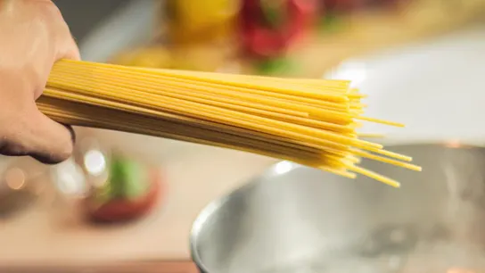 Una persona cocina pasta en una imagen de archivo. Cocer la pasta con el fuego apagado: así es el polémico consejo de un Nobel de Física para ahorrar energía