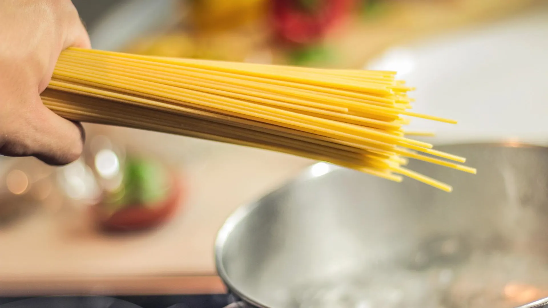 Cocer la pasta con el fuego apagado: así es el polémico consejo de un Nobel de Física para ahorrar energía