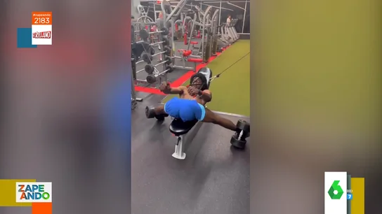gymLa 'increíble' técnica de un hombre para hacer pecho en el gimnasio con las piernas al revés La 'increíble' técnica de un hombre para hacer pecho en el gimnasio con las piernas al revés