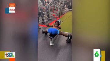 gymLa 'increíble' técnica de un hombre para hacer pecho en el gimnasio con las piernas al revés 