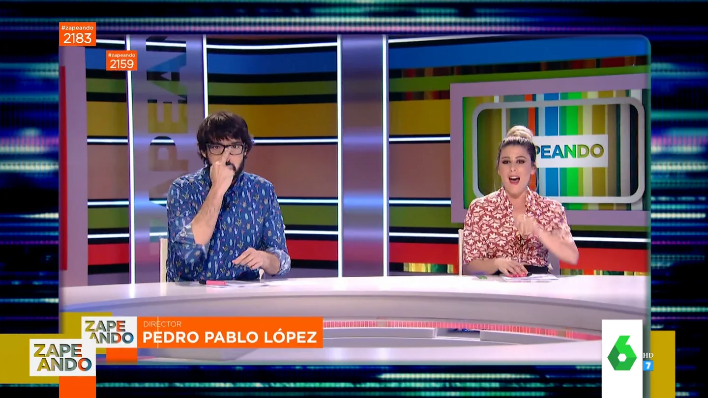 ¿Por qué Quique Peinado hace siempre una peineta a cámara en el arranque de Zapeando? Esta es su sorprendente respuesta ¿Por qué Quique Peinado hace siempre una peineta a cámara en el arranque de Zapeando? Esta es su sorprendente respuesta