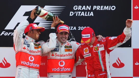 Lewis Hamilton, Fernando Alonso y Kimi Raikkonen, en el podio de Monza 2007 Lewis Hamilton, Fernando Alonso y Kimi Raikkonen, en el podio de Monza 2007