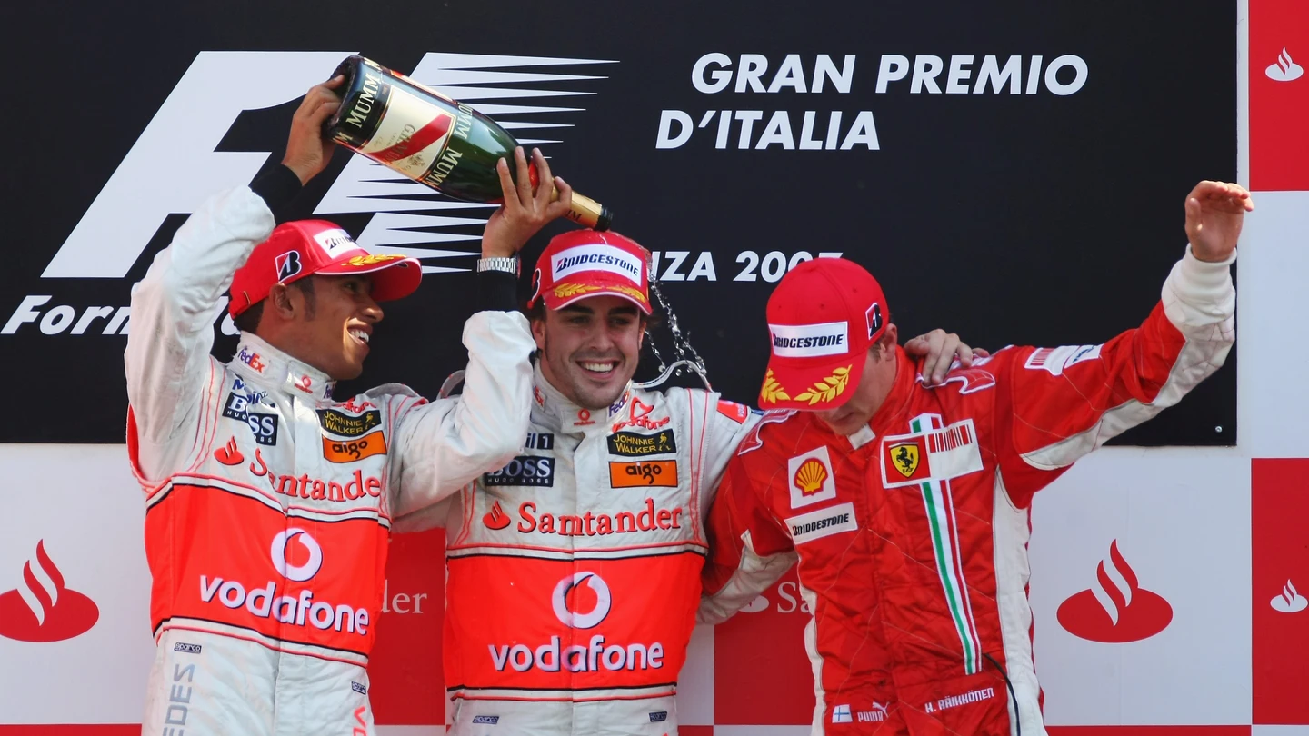 Lewis Hamilton, Fernando Alonso y Kimi Raikkonen, en el podio de Monza 2007 Lewis Hamilton, Fernando Alonso y Kimi Raikkonen, en el podio de Monza 2007