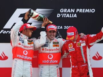 Lewis Hamilton, Fernando Alonso y Kimi Raikkonen, en el podio de Monza 2007