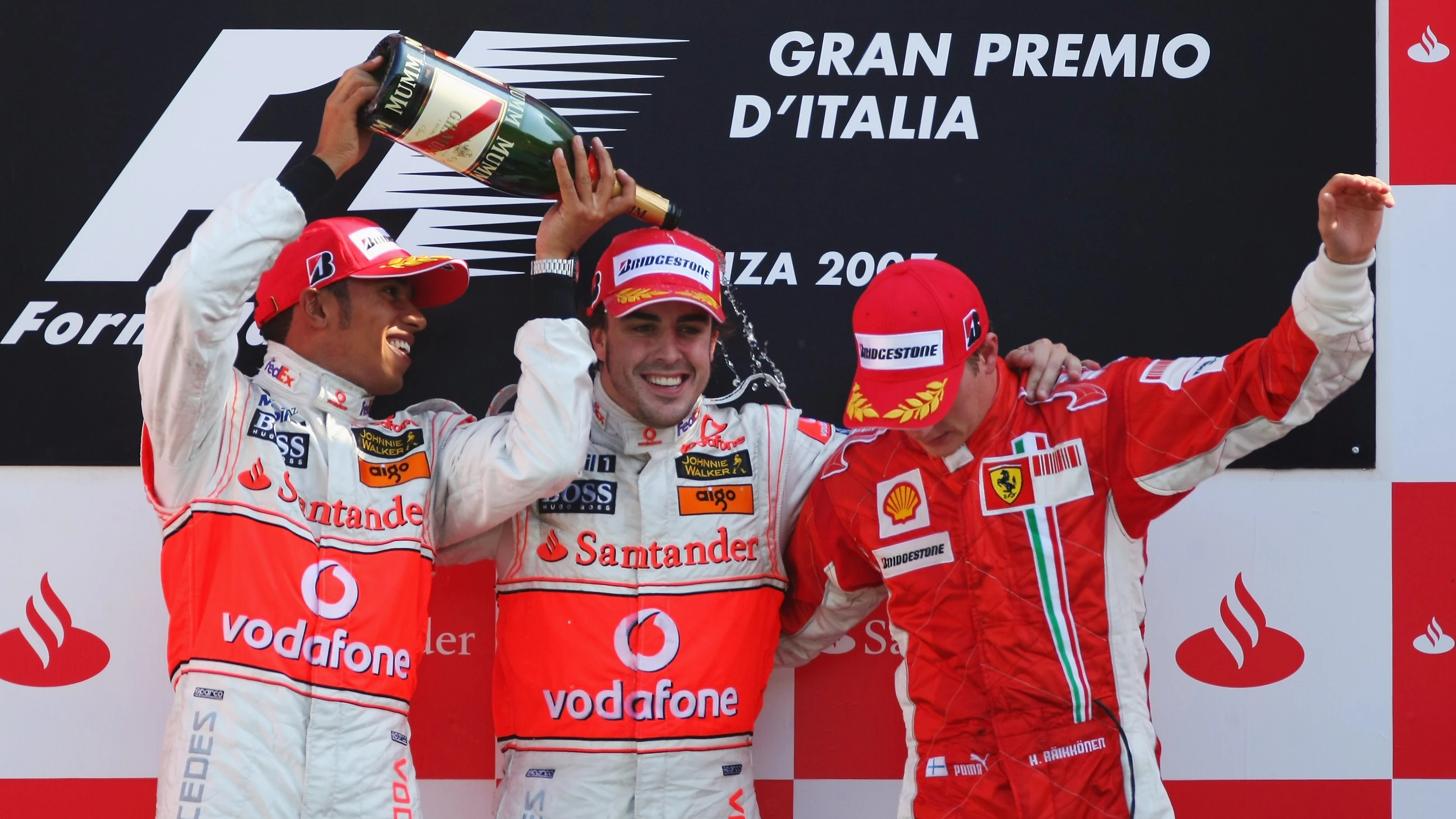 Lewis Hamilton, Fernando Alonso y Kimi Raikkonen, en el podio de Monza 2007