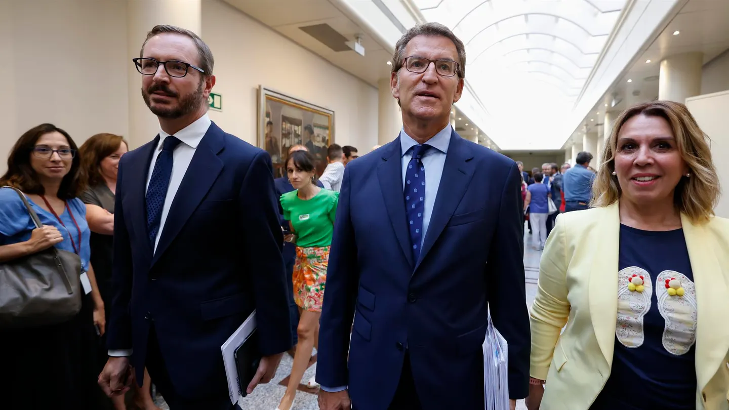 Javier Maroto, junto a Feijóo a su llegada en el Senado Javier Maroto, junto a Feijóo a su llegada en el Senado