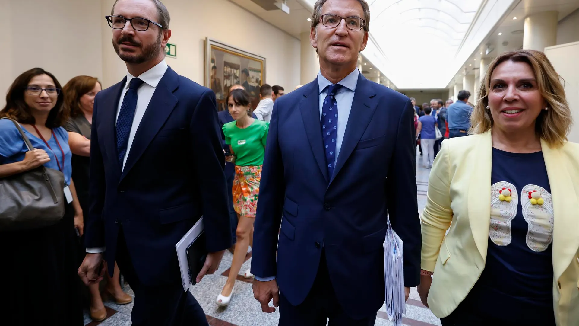 Javier Maroto, junto a Feijóo a su llegada en el Senado