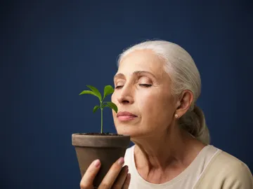 Mujer huele una planta Mujer huele una planta