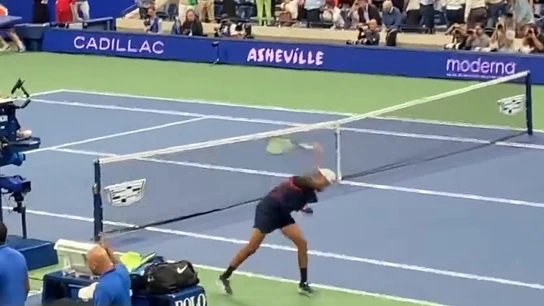 Vergonzoso se queda corto: Kyrgios cae en el US Open y revienta dos raquetas contra el suelo Vergonzoso se queda corto: Kyrgios cae en el US Open y revienta dos raquetas contra el suelo