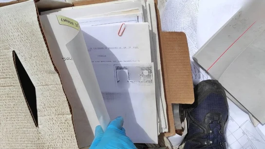 Denuncian a una inmobiliaria por abandonar en la calle datos confidenciales de sus clientes. Denuncian a una inmobiliaria por abandonar en la calle datos confidenciales de sus clientes.