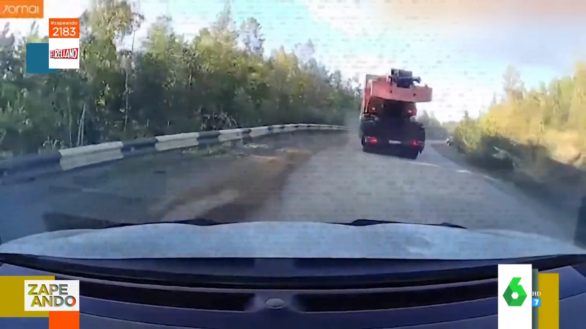 El angustioso momento en el que un camión avanza sin control hacia un coche tras quedadarse sin frenos