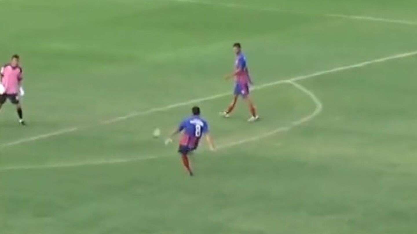 M&aacute;s que sospechoso: investigan a un futbolista por marcarse un descarado gol en propia