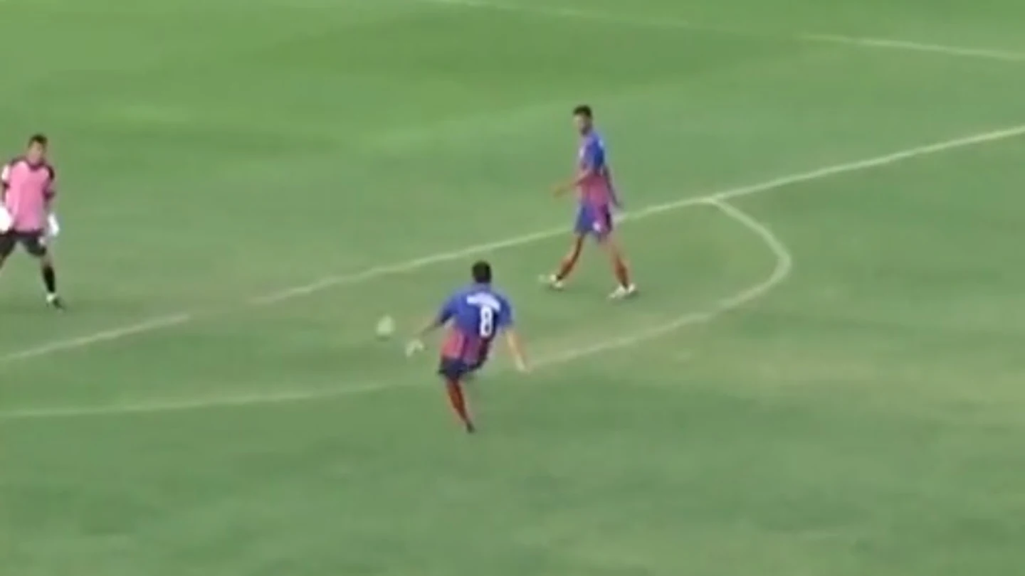Más que sospechoso: investigan a un futbolista por marcarse un descarado gol en propia Más que sospechoso: investigan a un futbolista por marcarse un descarado gol en propia
