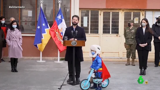Un pequeño Superman se cuela por sorpresa en el discurso de Gabriel Boric Un pequeño Superman se cuela por sorpresa en el discurso de Gabriel Boric