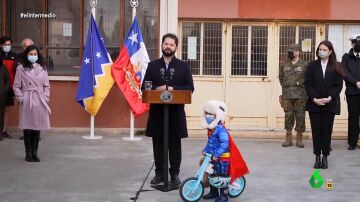 Un pequeño Superman se cuela por sorpresa en el discurso de Gabriel Boric