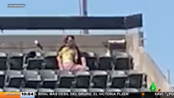 Una pareja es pillada manteniendo relaciones sexuales durante un partido de béisbol